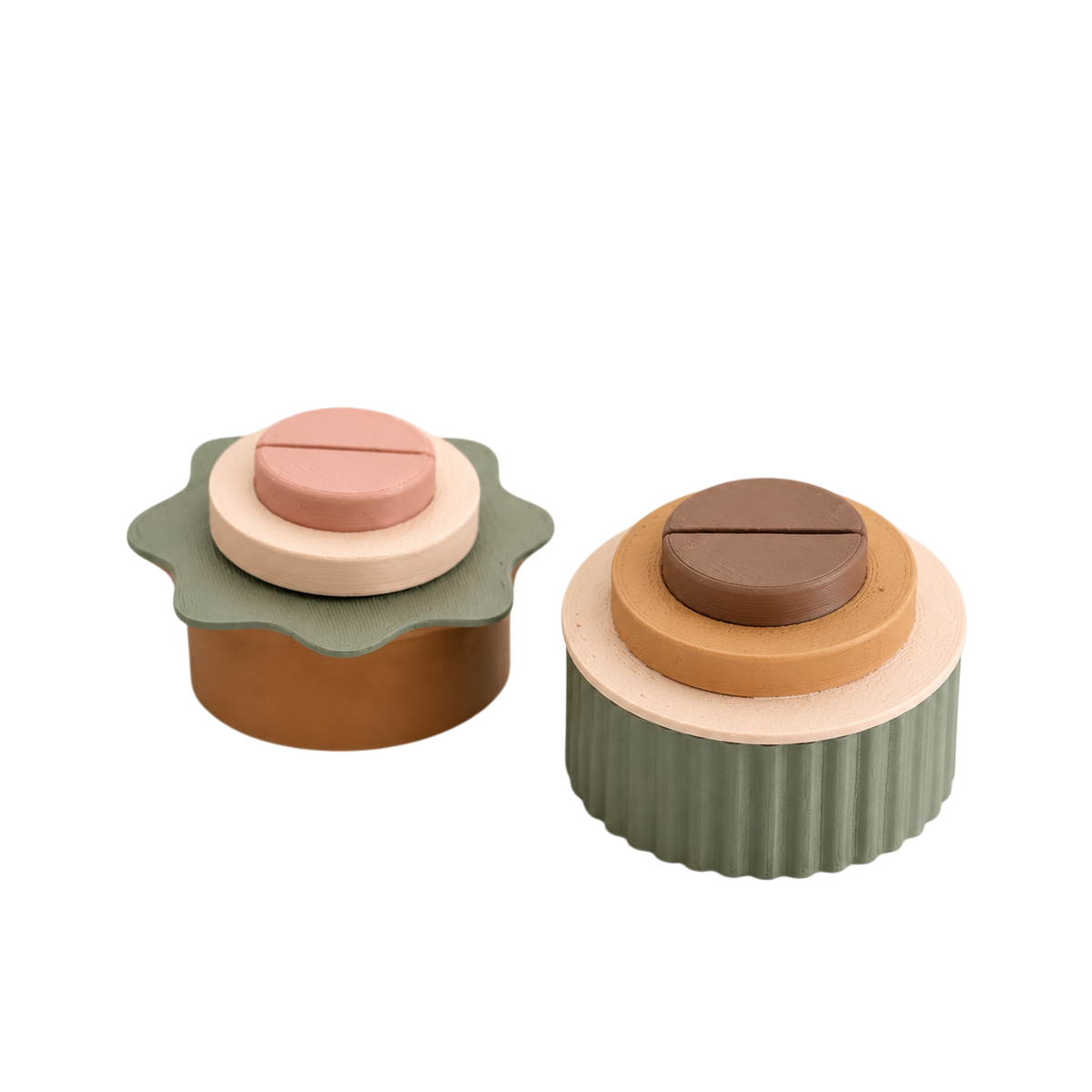 ModuForm ModuMemories houders in groen, bruin en roze, gemaakt van duurzaam PLA met gestructureerde details.