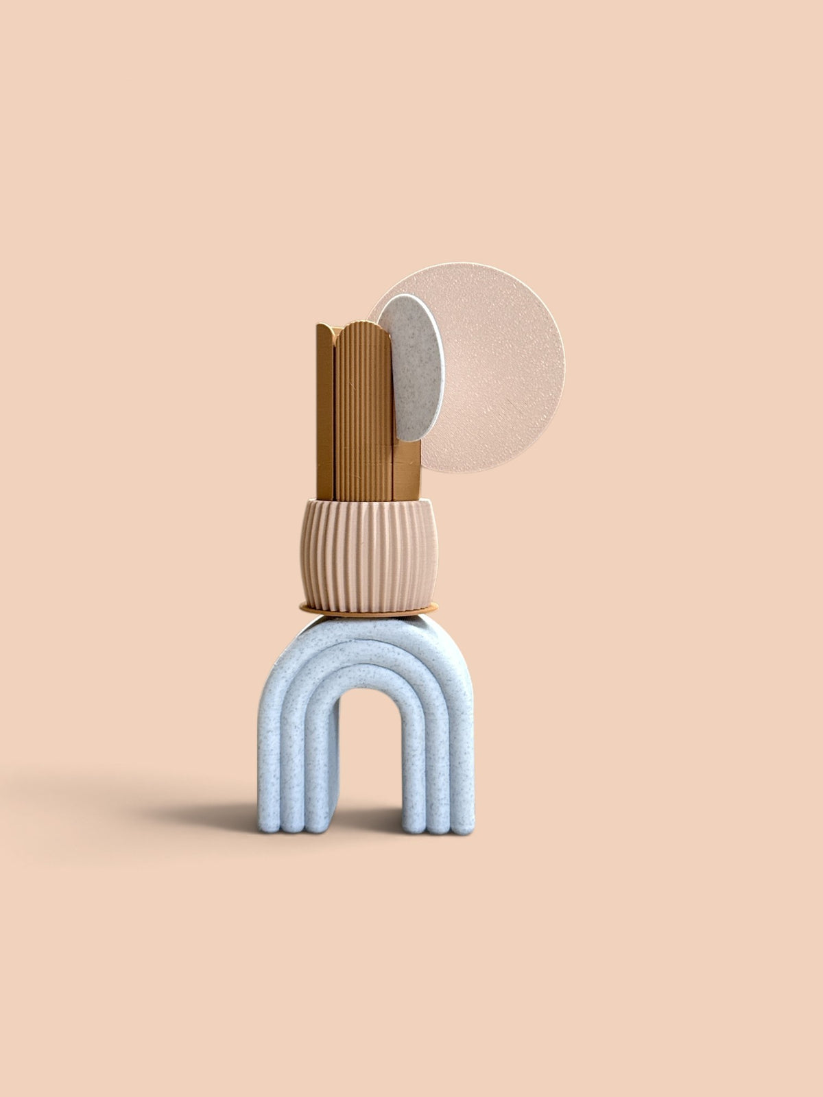 ModuForm Fem ModuVase met blauwe boog, beige geribbelde ringen en bruine details, duurzaam geprint in Nederland.