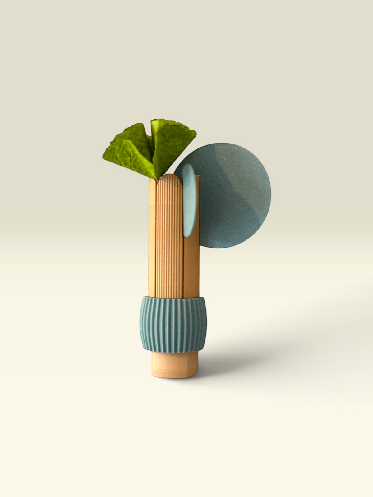 ModuForm hangende vaas Sara met ModuRib Roll in beige en blauw, gemaakt van duurzaam biobased PLA materiaal.