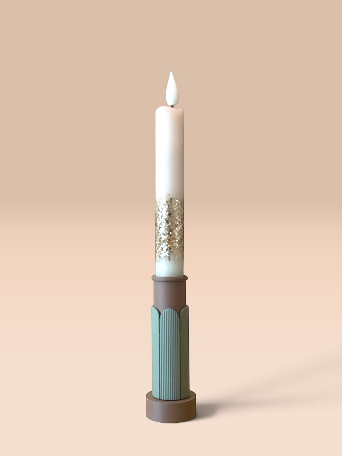 ModuForm Mila kandelaar van biobased PLA met verticale lijnen, gecombineerd met een glitter LED-kaars