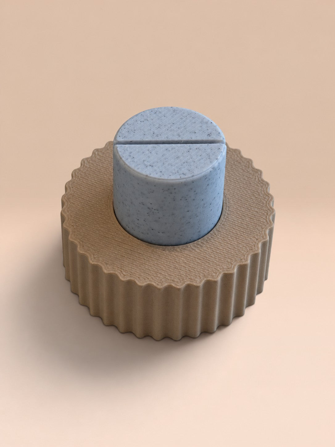 ModuForm ModuMemories Holder in beige met verticale lijnen en een lichtblauwe gespikkelde ronde kaarthouder