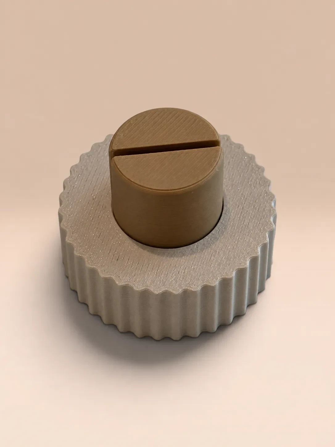 ModuForm ModuMemories staande houder in beige met bruin accent, 3D-geprint van duurzaam biobased PLA materiaal.