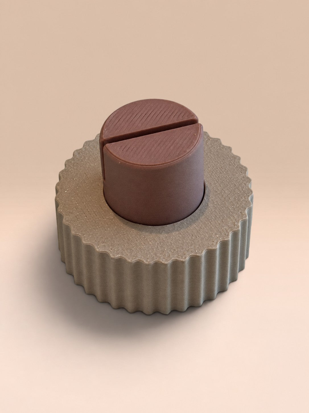 ModuForm ModuMemories Holder staand met verticale lijnen in beige en bruin, gemaakt van duurzaam biobased PLA.