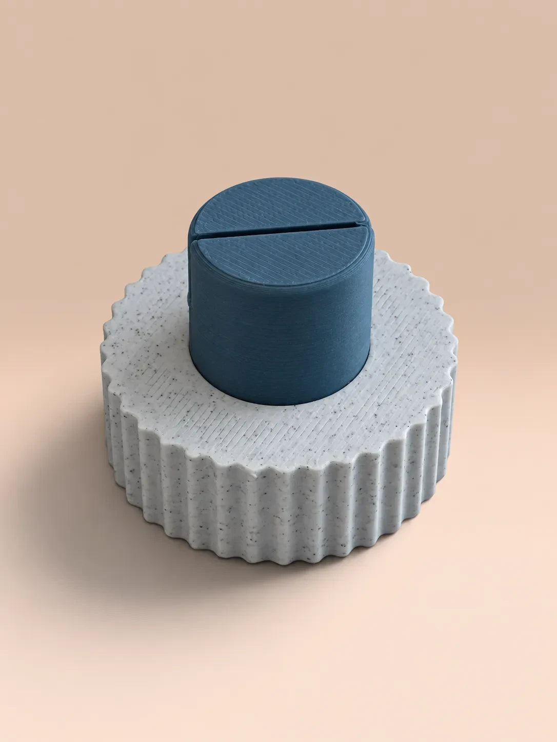 ModuForm ModuMemories Holder in blauw en gespikkeld grijs met verticale lijnen structuur, gemaakt van duurzaam PLA.