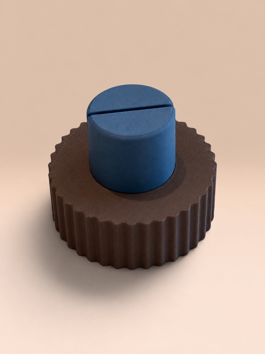 ModuForm ModuMemories staande houder in bruin met verticale lijnen en een blauwe ronde kaarthouder van PLA