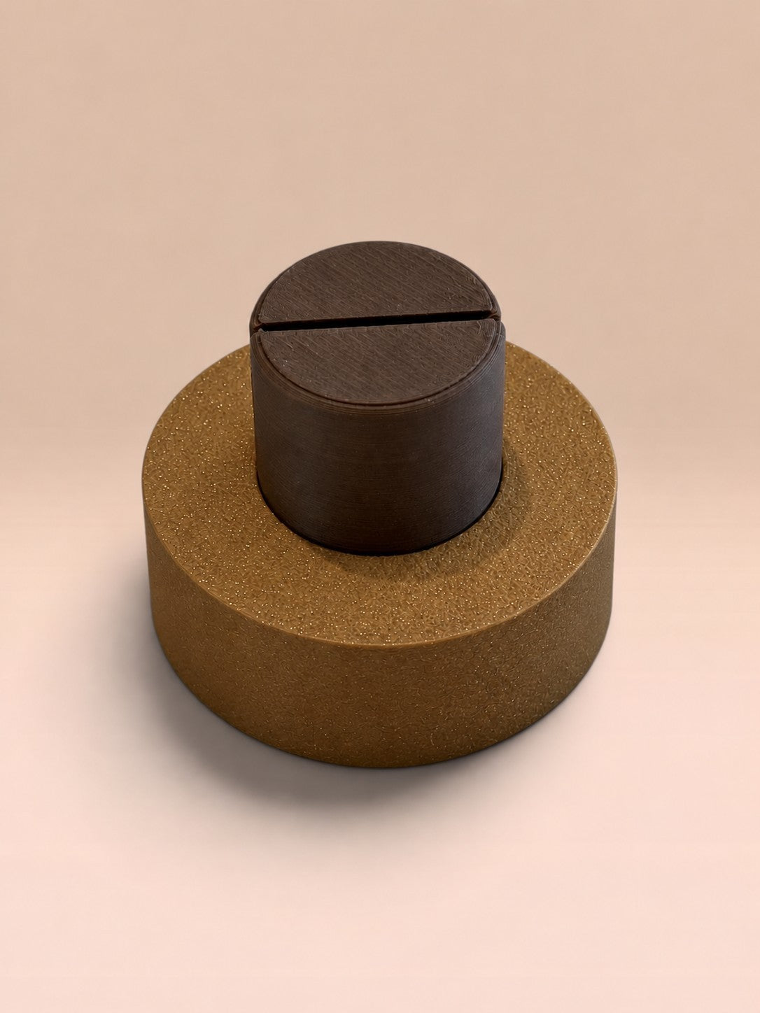 ModuForm ModuMemories Holder in bruin en goud, een duurzame PLA kaarthouder voor foto's of kunstwerken.