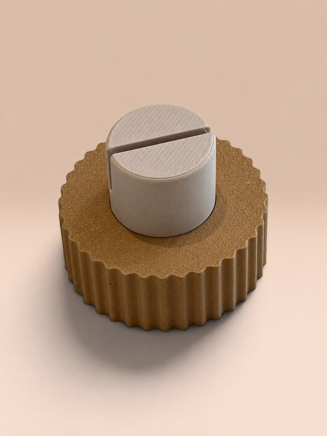 ModuForm ModuMemories Holder staand met verticale lijnen in bruin en grijs, gemaakt van duurzaam biobased PLA.