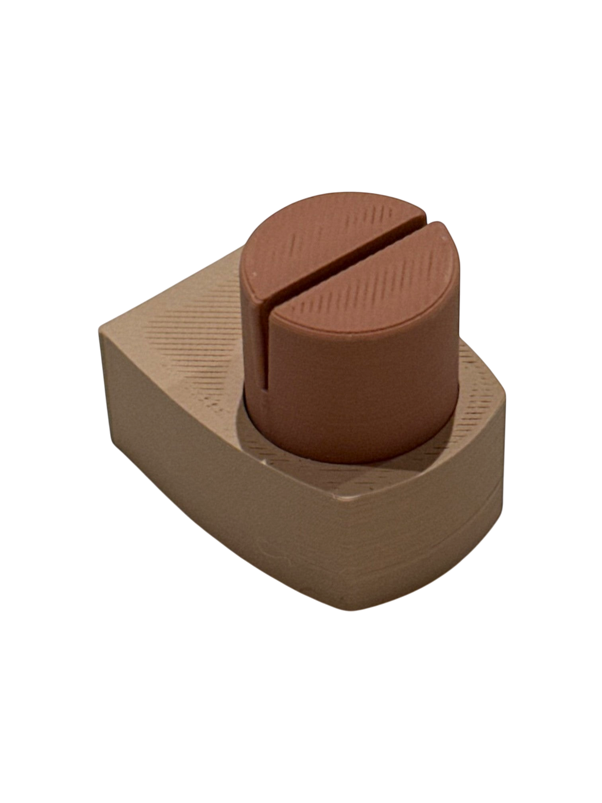 ModuForm ModuMemories Holder staand in bruin PLA met verticale lijnen voor foto's of kaarten op een marmeren blad