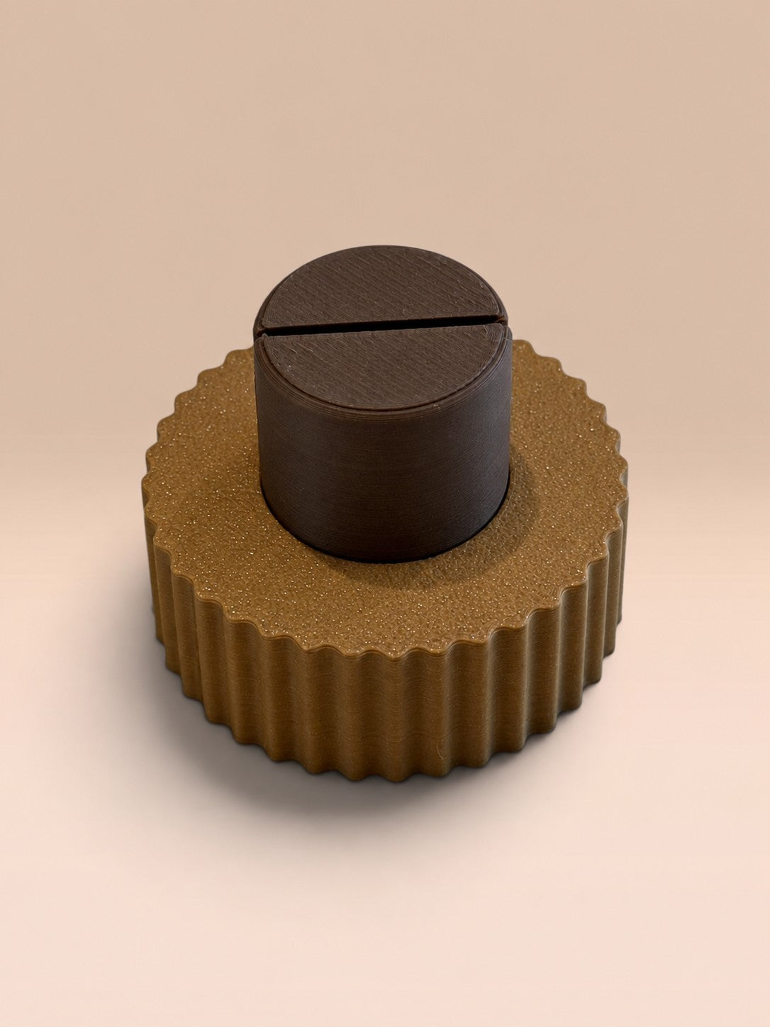 ModuForm ModuMemories Holder staand met verticale lijnen in goud en donkerbruin, gemaakt van duurzaam PLA materiaal.