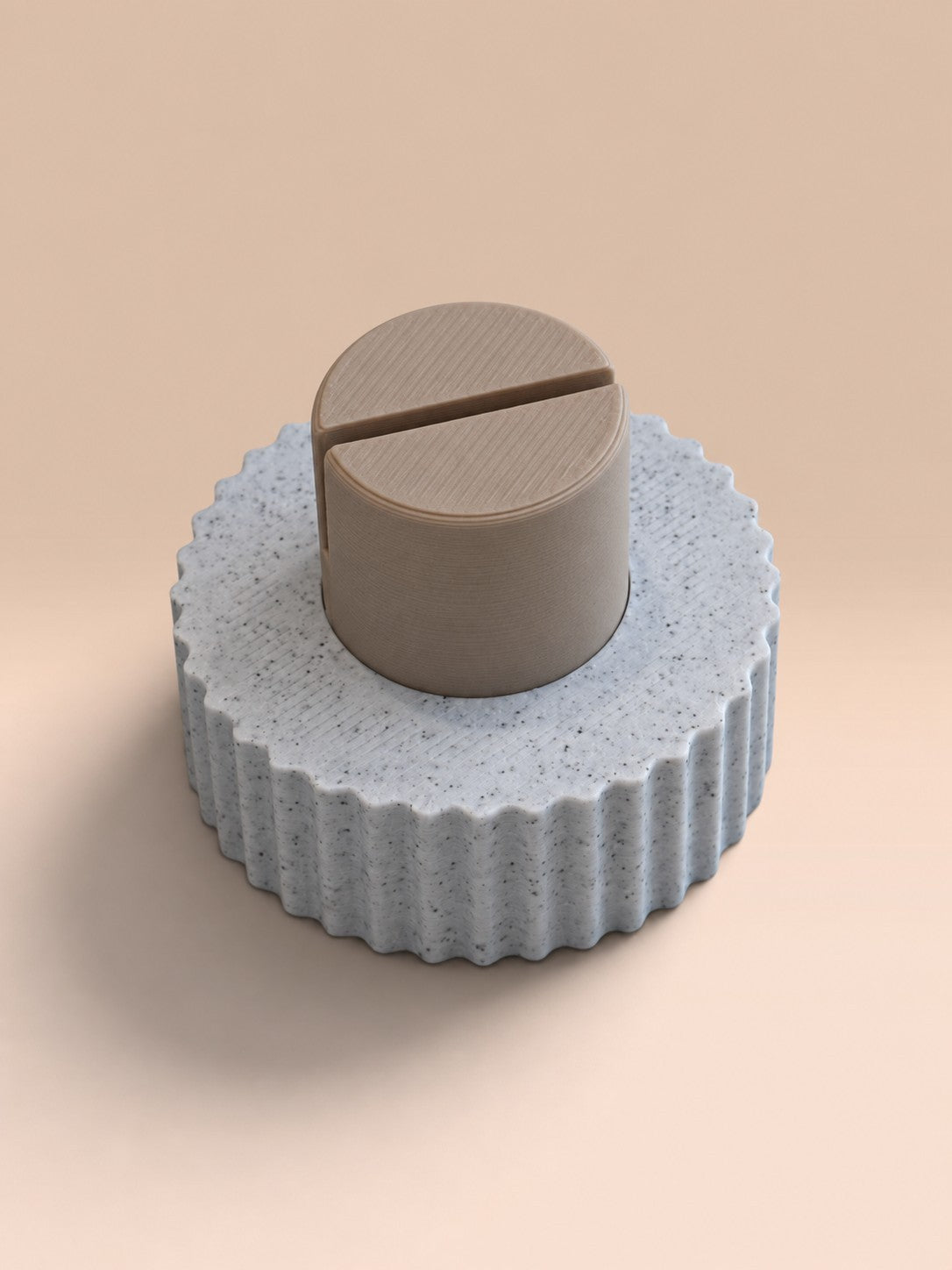 ModuForm ModuMemories Holder met grijze gespikkelde staande basis en bruine kaarthouder van duurzaam PLA