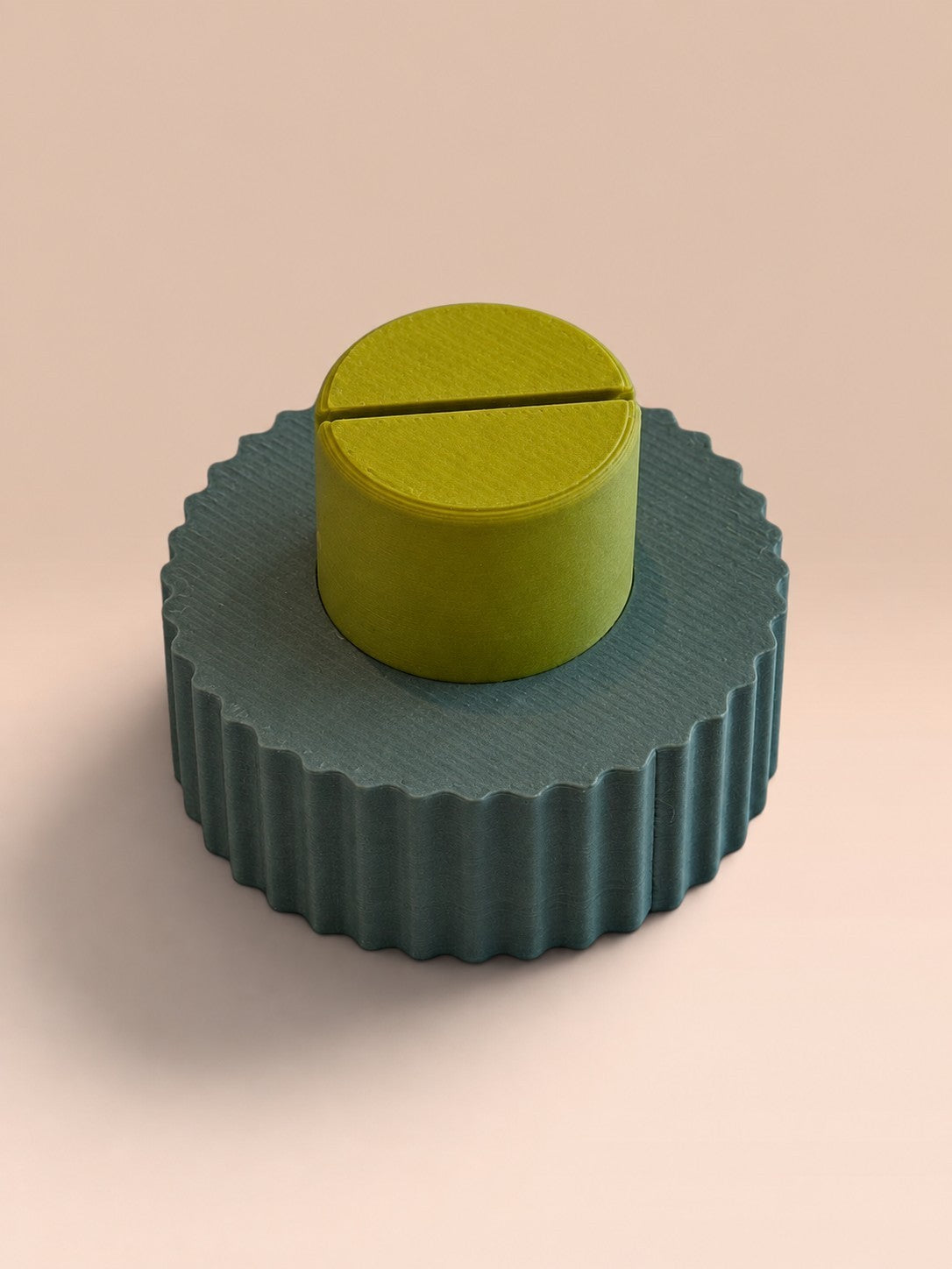 ModuForm ModuMemories Holder in grijs met verticale lijnen en een olijfgroene ronde kaarthouder van duurzaam PLA