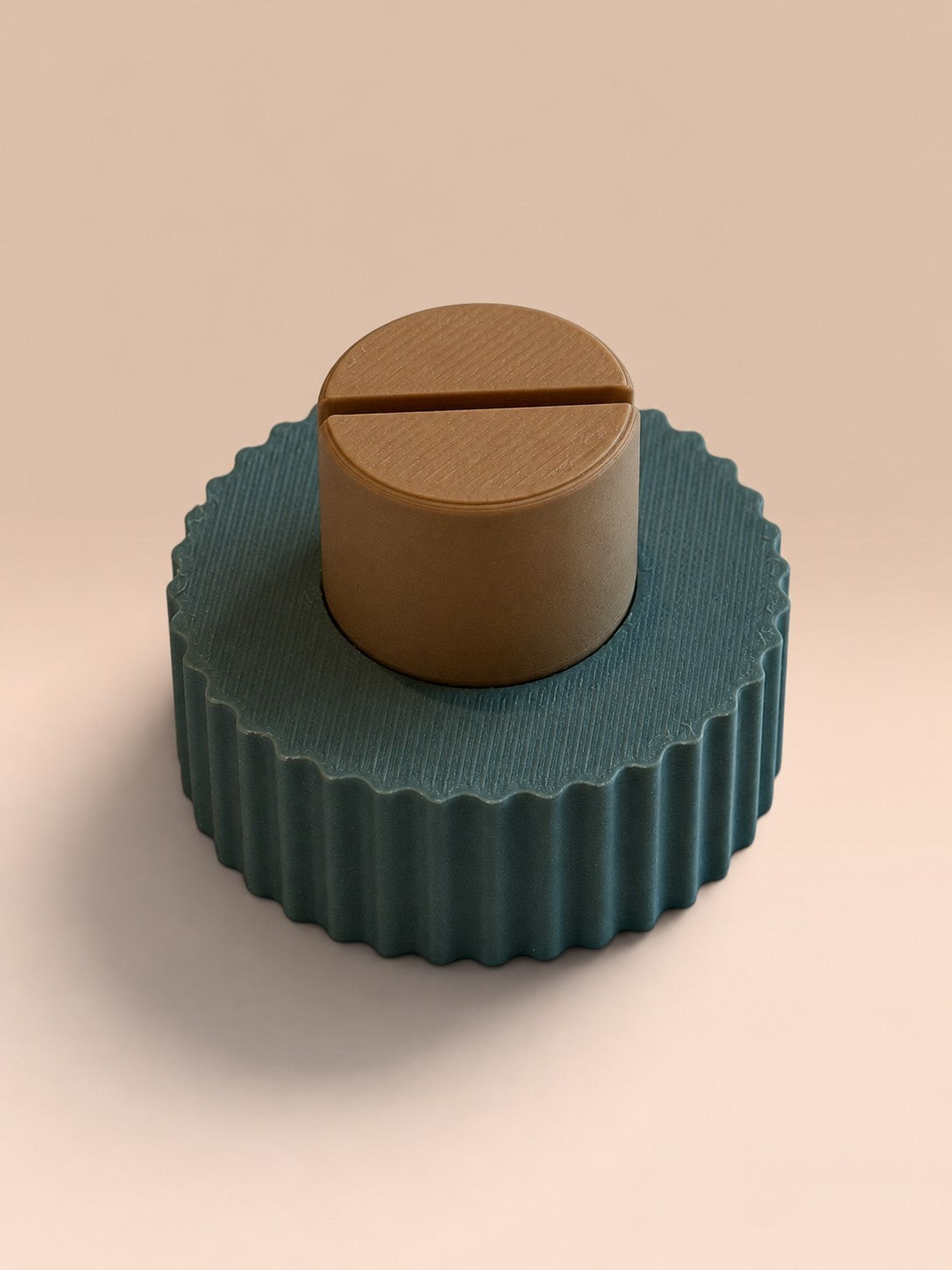 ModuForm ModuMemories Holder in groen met verticale lijnen en een bruine ronde kaarthouder van duurzaam PLA