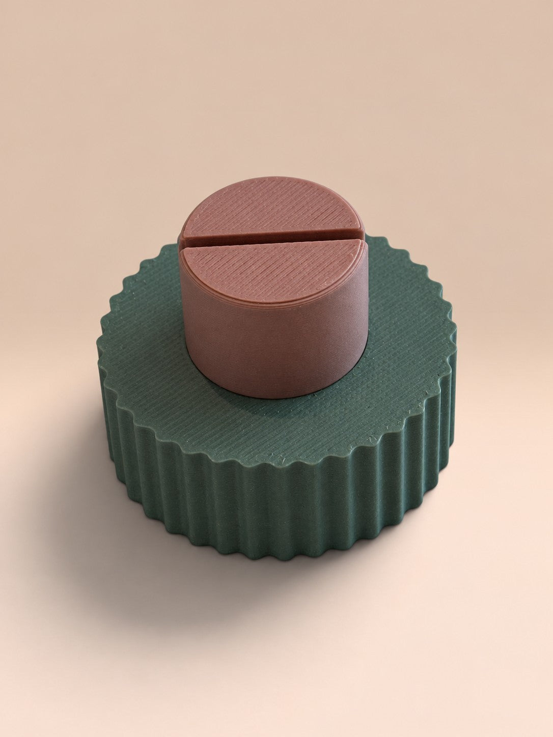 ModuForm ModuMemories Holder staand met verticale lijnen in donkergroen en een roze accent op een beige achtergrond