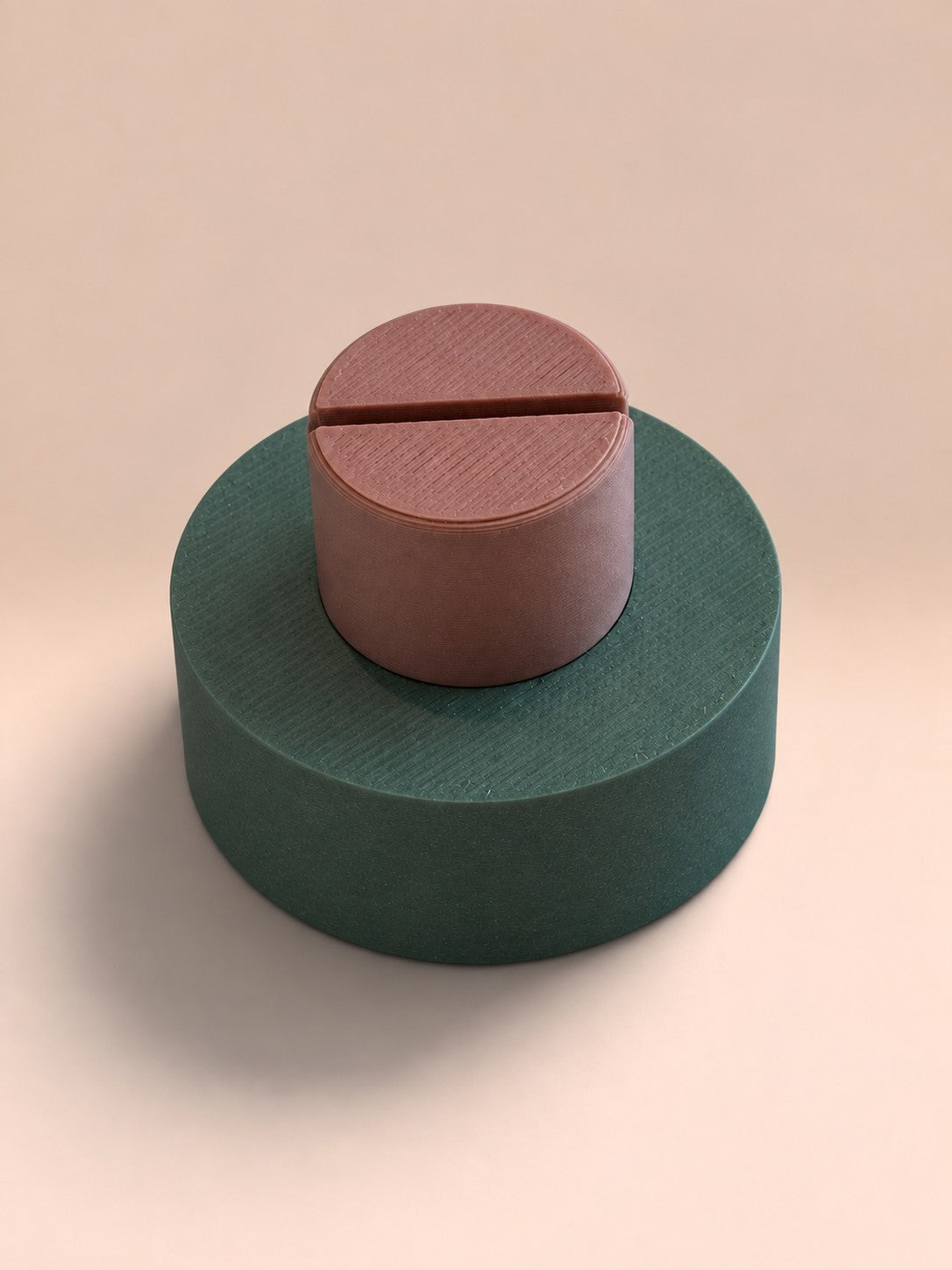 ModuForm ModuMemories Holder in groen en roze, gemaakt van duurzaam PLA voor foto's en kaarten op een beige achtergrond
