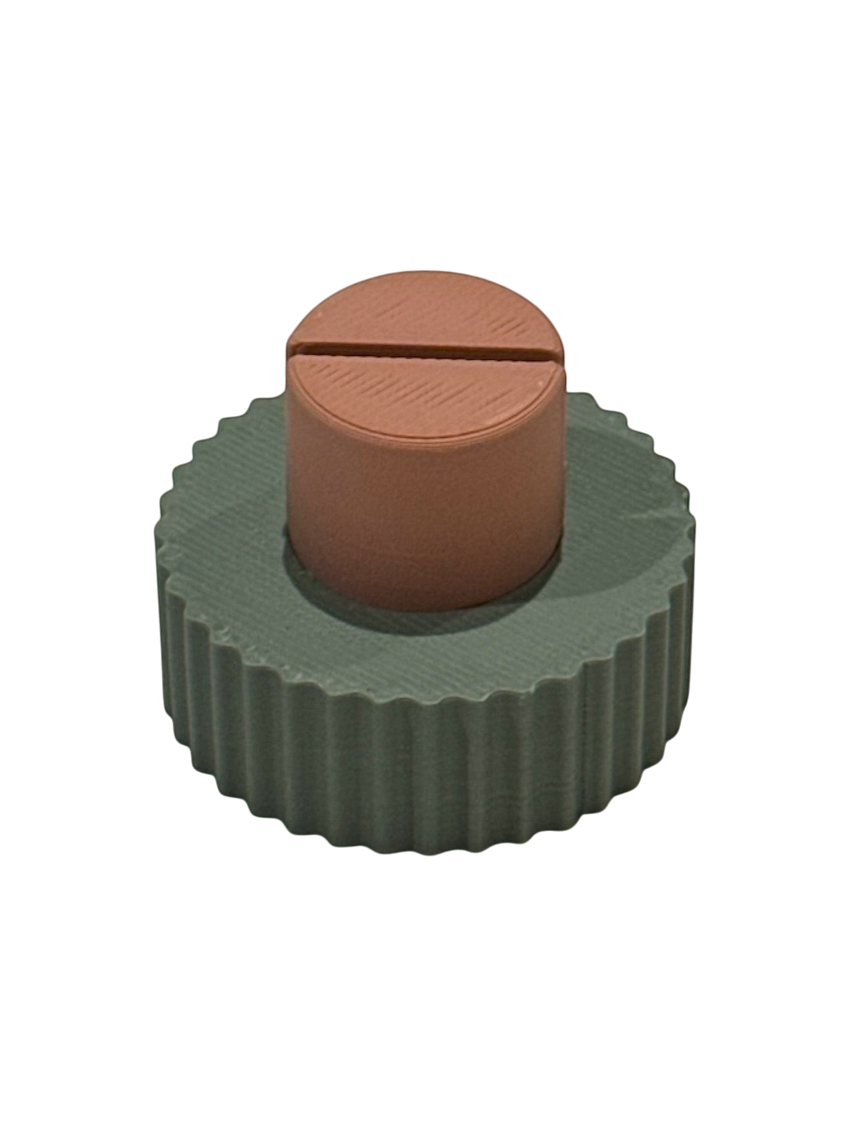 ModuForm ModuMemories Holder in groen met verticale lijnen en een roze ronde kaarthouder van duurzaam PLA materiaal.