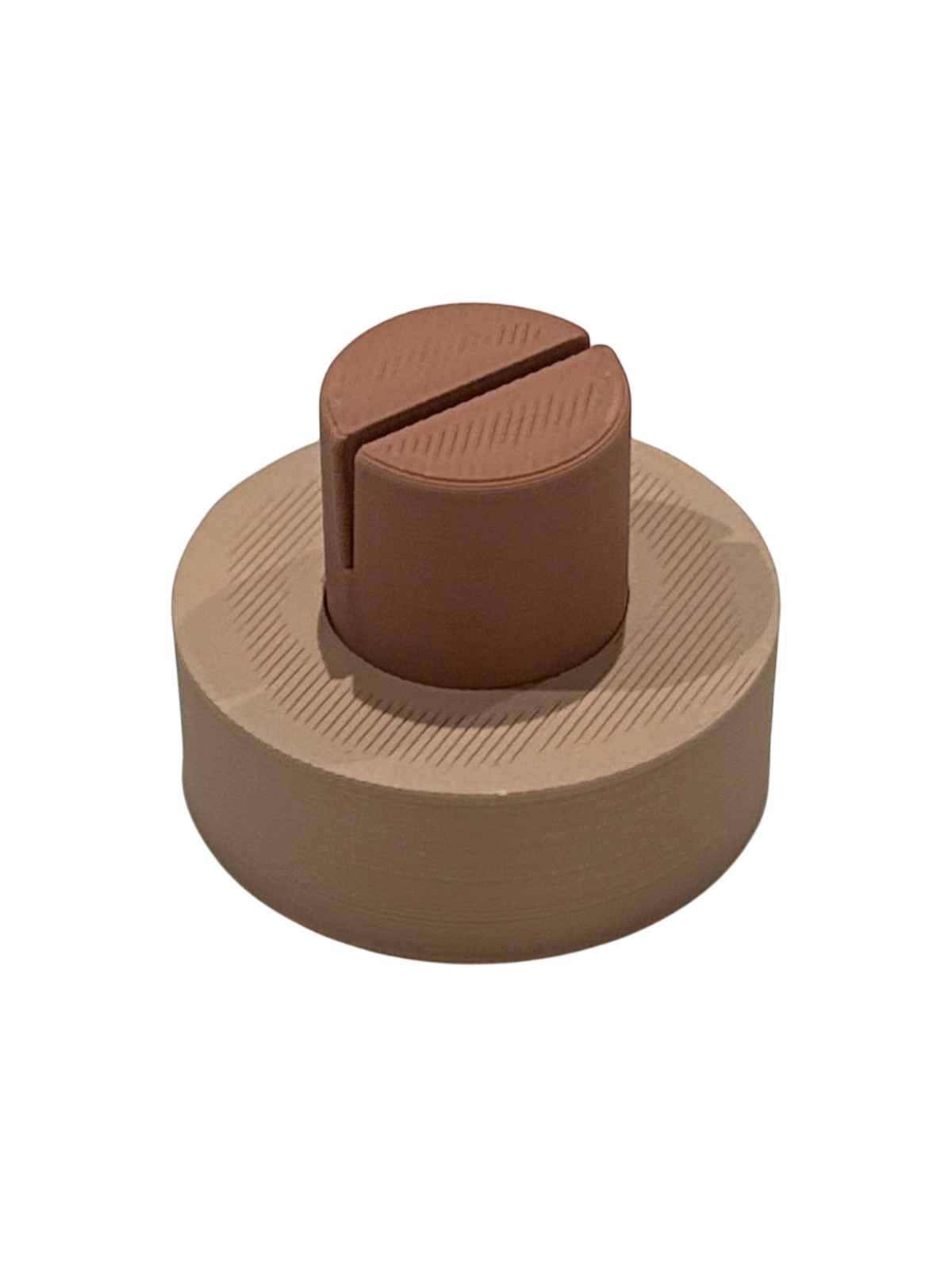 ModuForm ModuMemories staande kaarthouder in bruin en beige PLA met verticale lijnen structuur op een stenen ondergrond