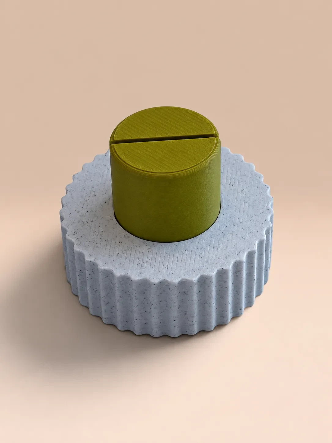ModuForm ModuMemories staande kaarthouder met olijfgroene houder en lichtblauwe geribbelde basis van biobased PLA
