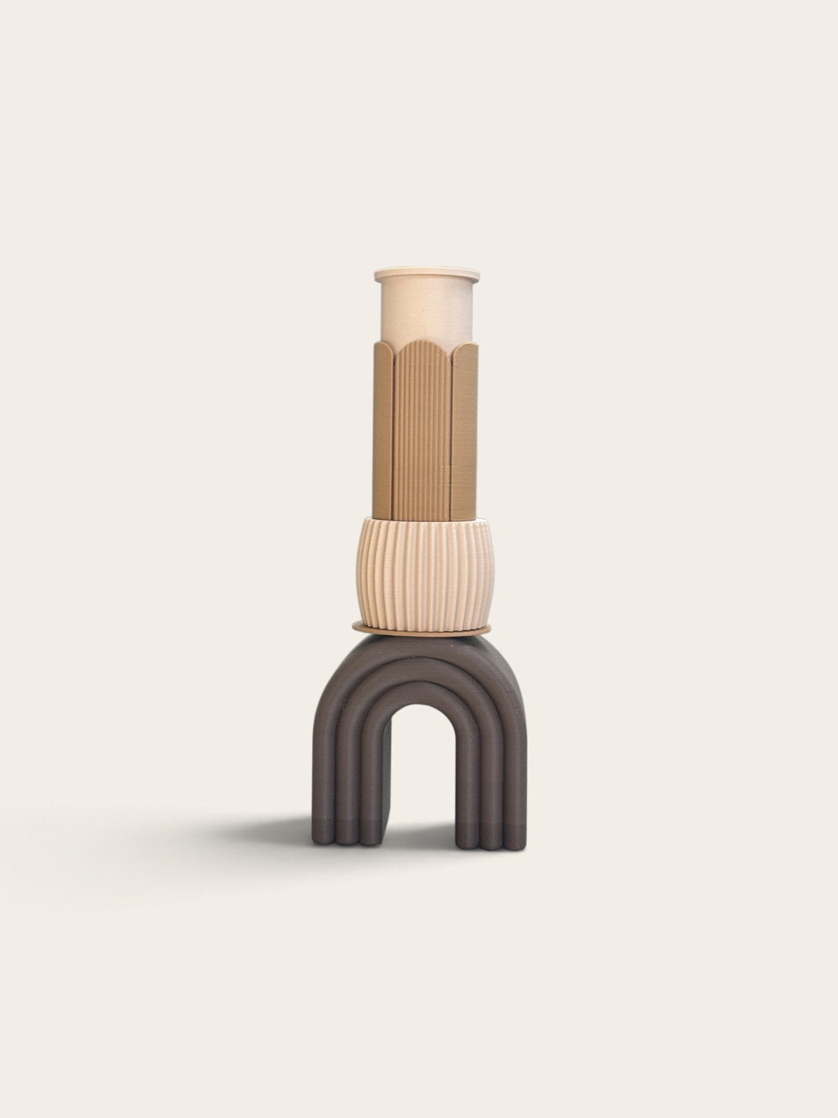 ModuForm ModuVase Alice premium vaas in beige en bruine tinten, duurzaam 3D-geprint ontwerp voor aan de muur of tafel.