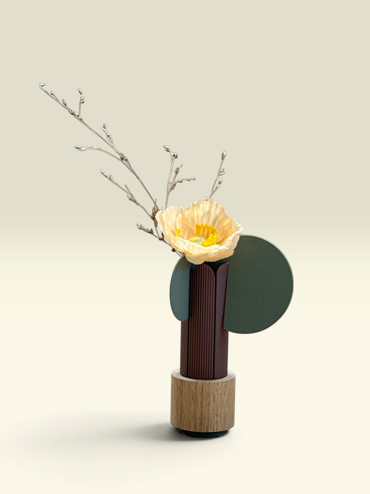 ModuForm ModuVase Ellen vaas met eikenhouten voet, donkerbruine geribbelde houder en groene cirkelvormige accenten.