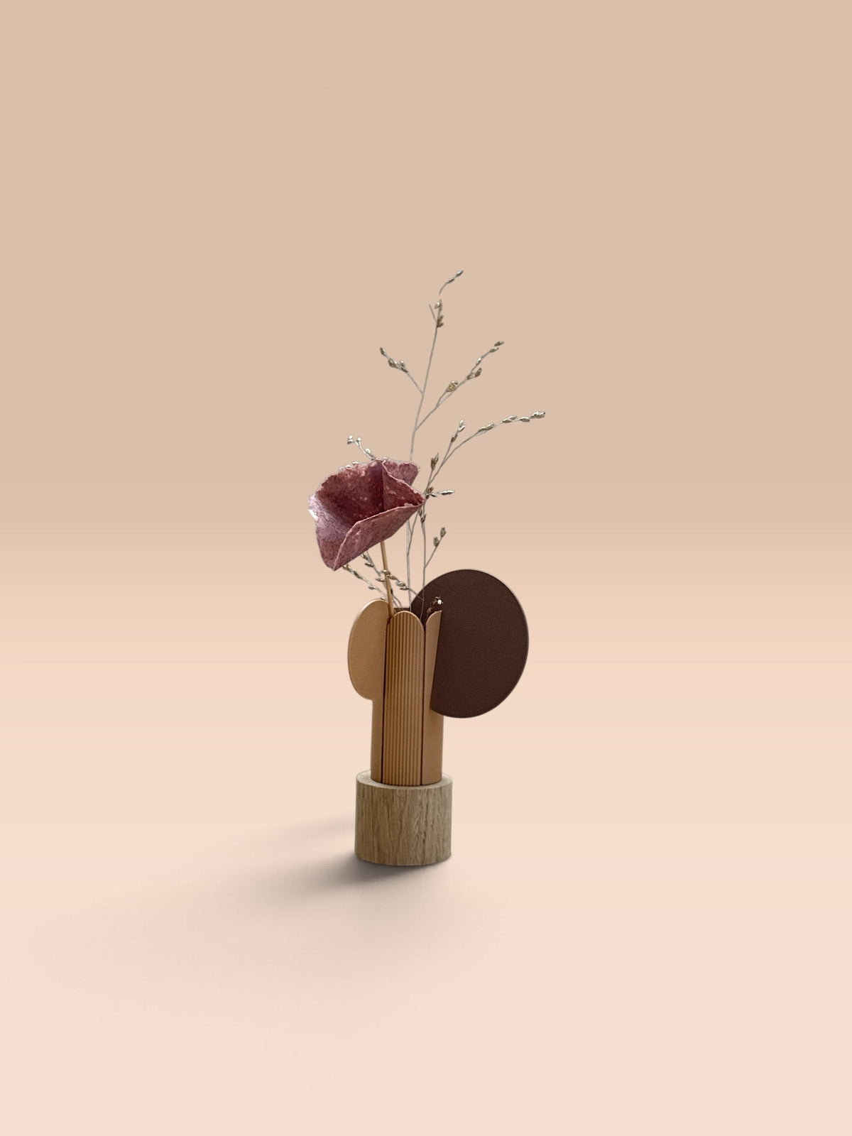 ModuForm ModuVase Ellen vaas van eikenhout en biobased materiaal met een minimalistisch en organisch design.