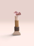 ModuForm ModuVase Emma in beige, goud en grijs met een unieke textuur, staand op een zachte roze achtergrond.