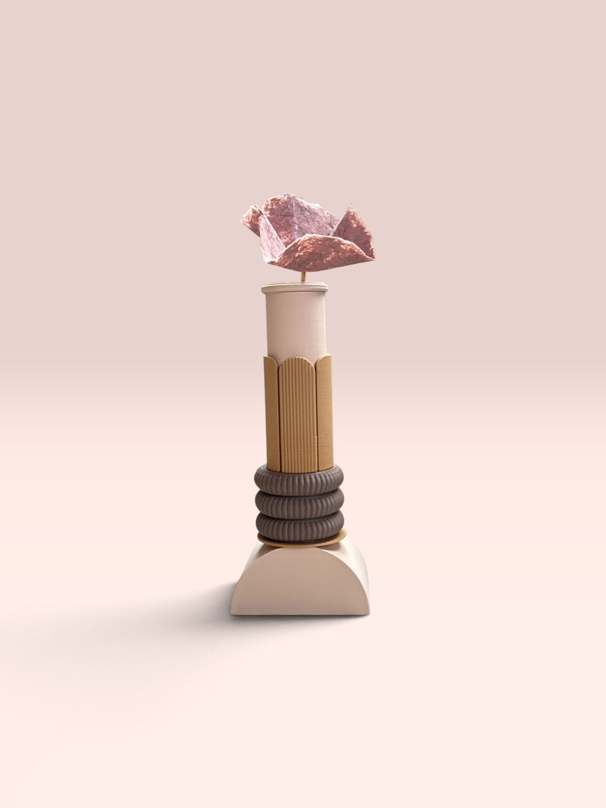 ModuForm ModuVase Emma in beige, goud en grijs met een unieke textuur, staand op een zachte roze achtergrond.