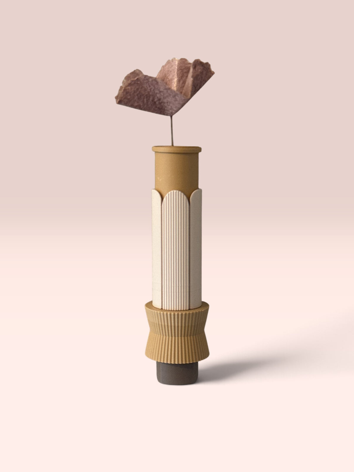 ModuForm ModuVase Hangend Julia wandvaas van duurzaam PLA in beige en bruine tinten met een papieren bloem