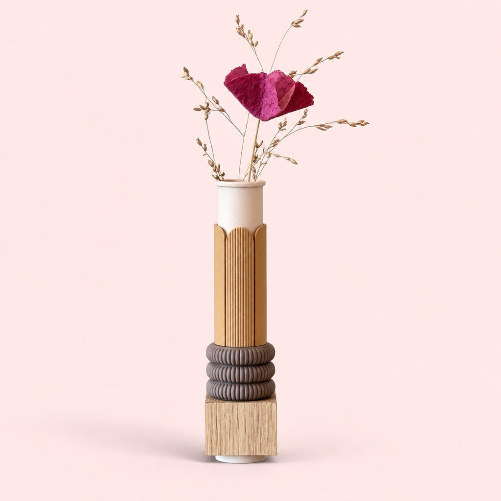 ModuForm ModuVase Ilse vaas van eikenhout en PLA met een roze papieren bloem tegen een zachtroze achtergrond