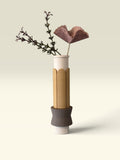 ModuForm ModuVase Julia hangende vaas van duurzaam PLA met beige, okergele en donkergrijze textuurdetails