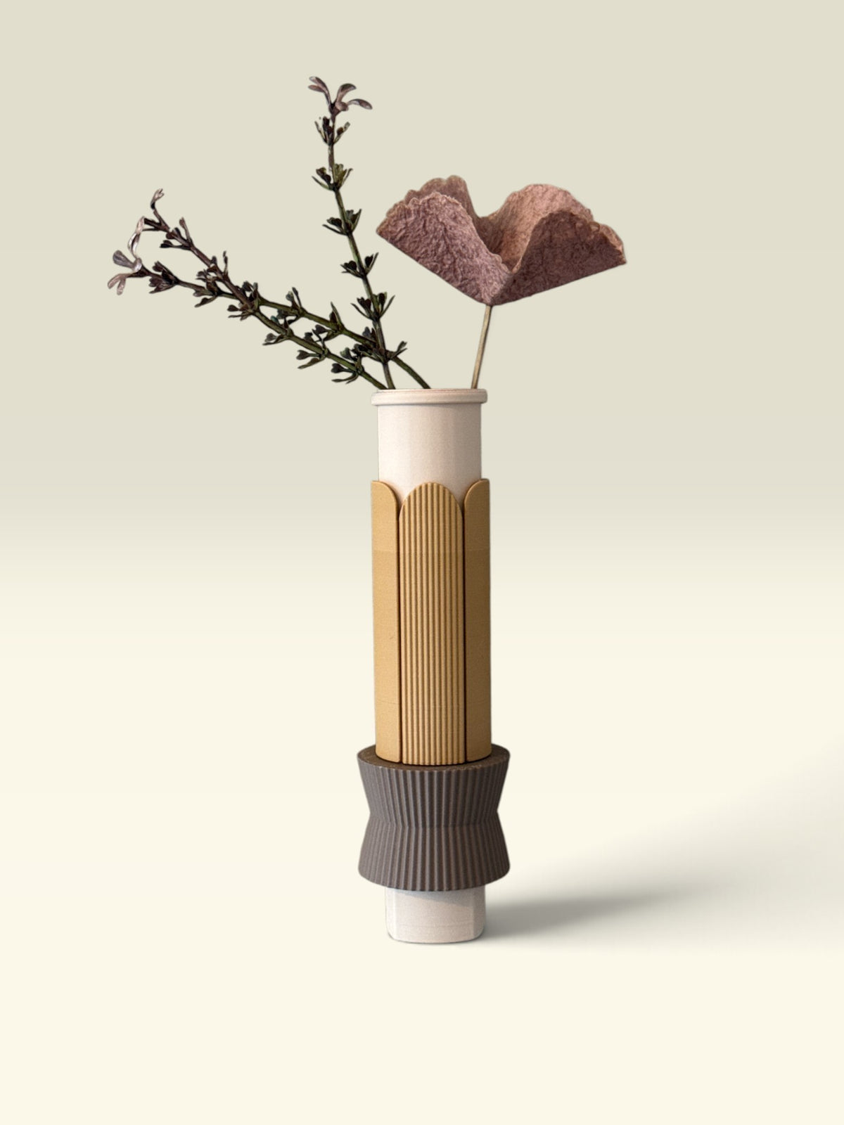 ModuForm ModuVase Julia hangende vaas van duurzaam PLA met beige, okergele en donkergrijze textuurdetails