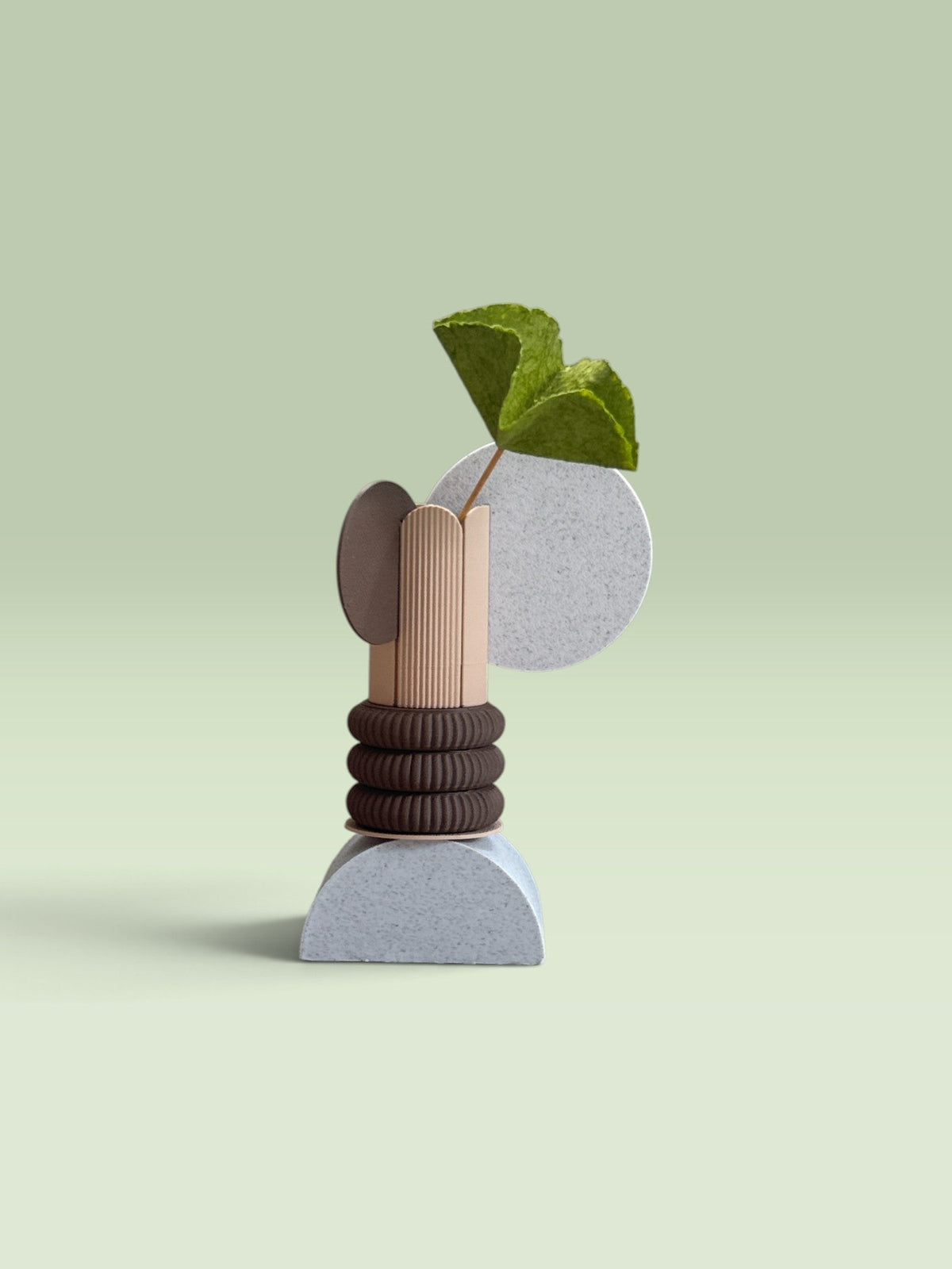 ModuForm ModuVase Sofia, een duurzame, biobased vaas van PLA met geometrische vormen in beige, bruin en grijs.