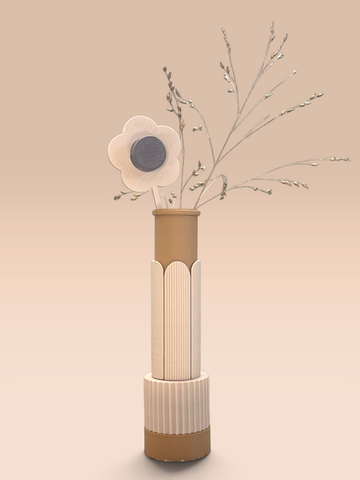 ModuForm Nora vaas en kandelaar van duurzaam PLA in beige en bruin met decoratieve papieren bloem en droogbloemen