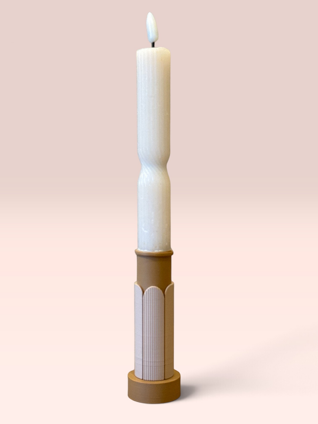 ModuForm Nora kandelaar van duurzaam PLA met een witte LED-kaars in een beige, gestructureerde houder.