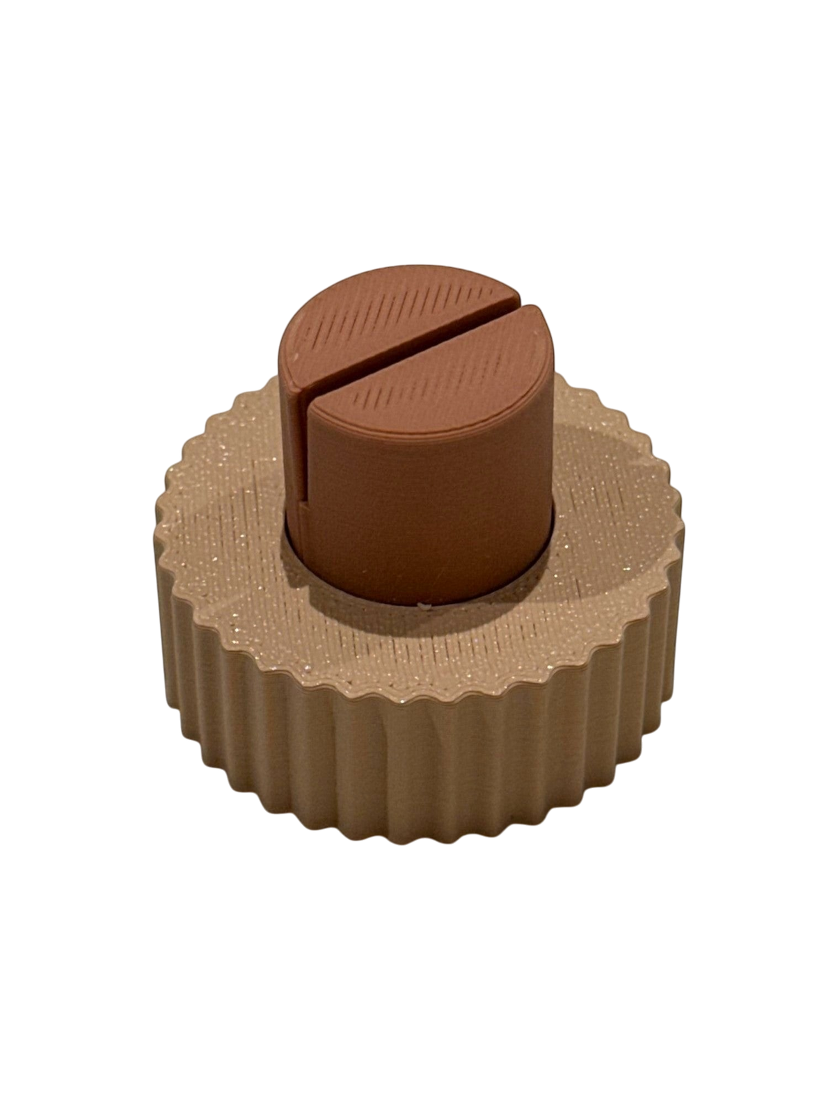ModuForm ModuMemories staande kaarthouder met verticale lijnen in bruin en beige biobased PLA materiaal